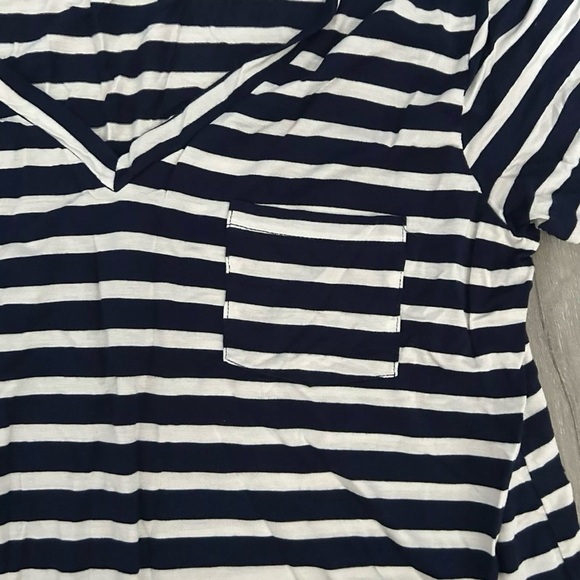 Women’s Mia & Tess Black And White Striped V Neck T Shirt Size Small - Picture 2 of 3